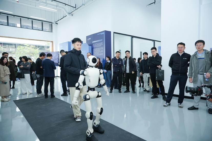 科技與變革共舞 海珠搶占AI機器人新賽道，后航道兩業融合新場景實現落地